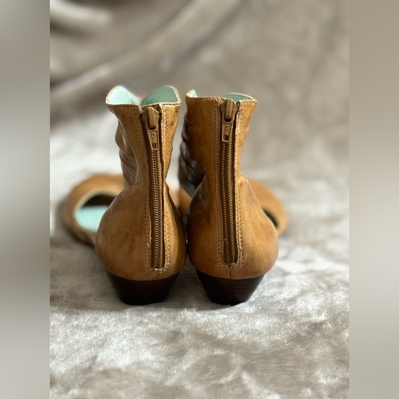 Everybody by BZ Moda Leather Shoes | Size : 38 (7) | Color: Tan - Picture 3 of 6